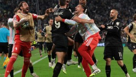 新赛季足球：巴萨开门红，曼联球星告别，欧冠赛场惊艳瞬间